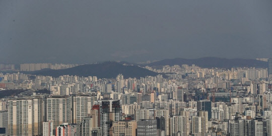 한국부동산원이 20일 발표한 '10월 3주차 아파트 가격 동향'에 따르면 전국 아파트 값 하락률은 0.28%를 기록해 역대 최대 하락폭(0.23%)을 또 한번 경신했다. <연합뉴스 제공>